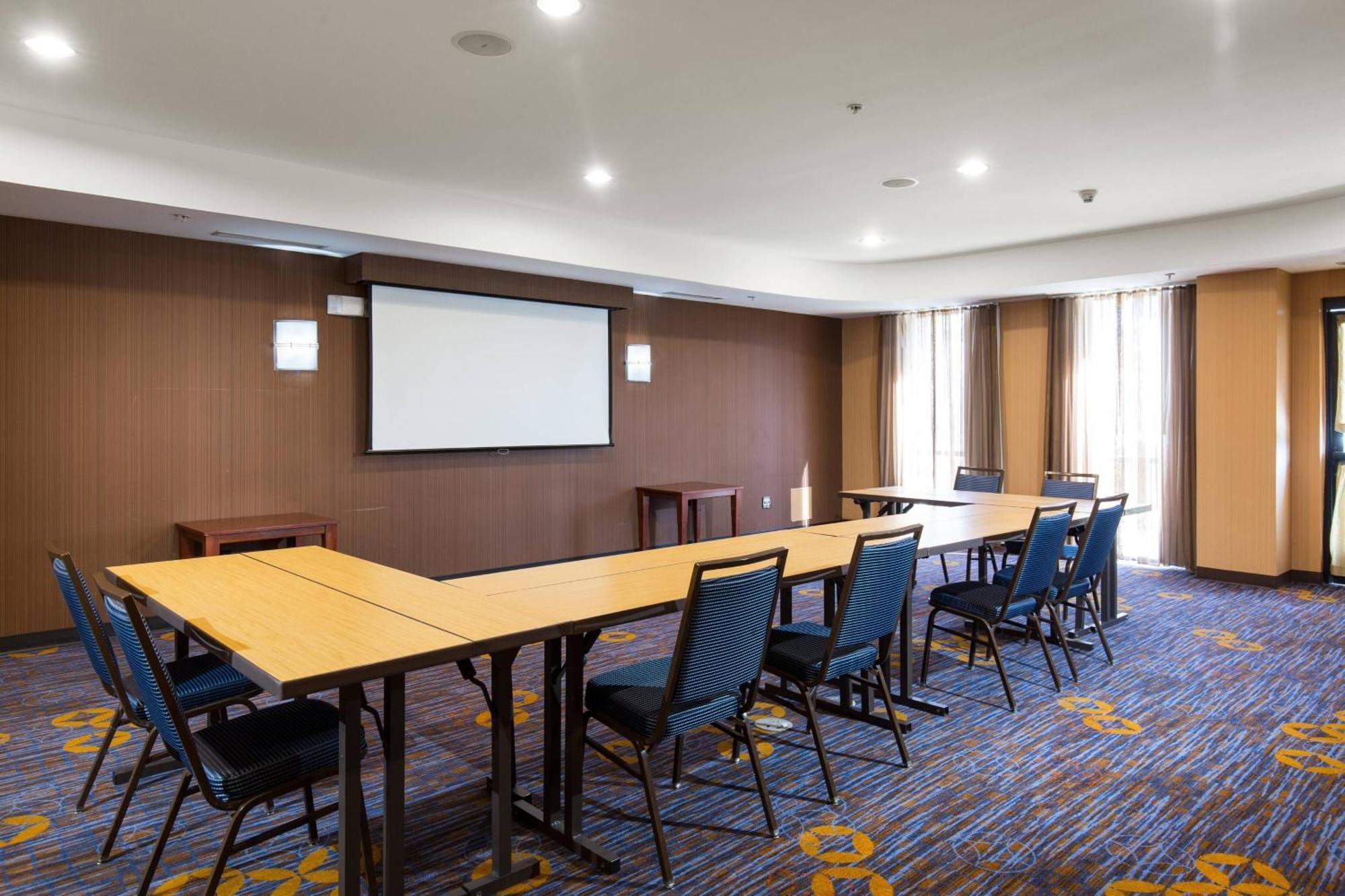 מלון Courtyard By Marriott Ontario רנצ'ו קוקמונגה מראה חיצוני תמונה