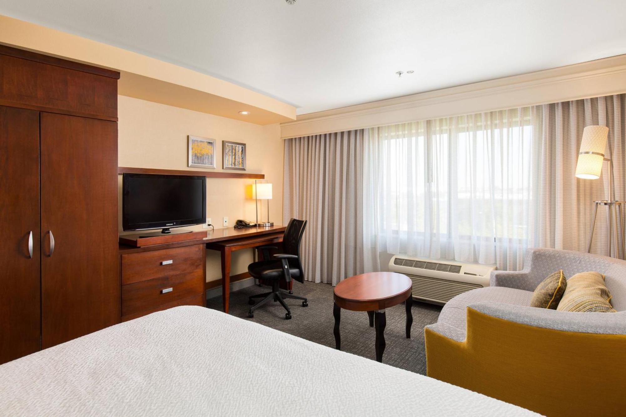 מלון Courtyard By Marriott Ontario רנצ'ו קוקמונגה מראה חיצוני תמונה