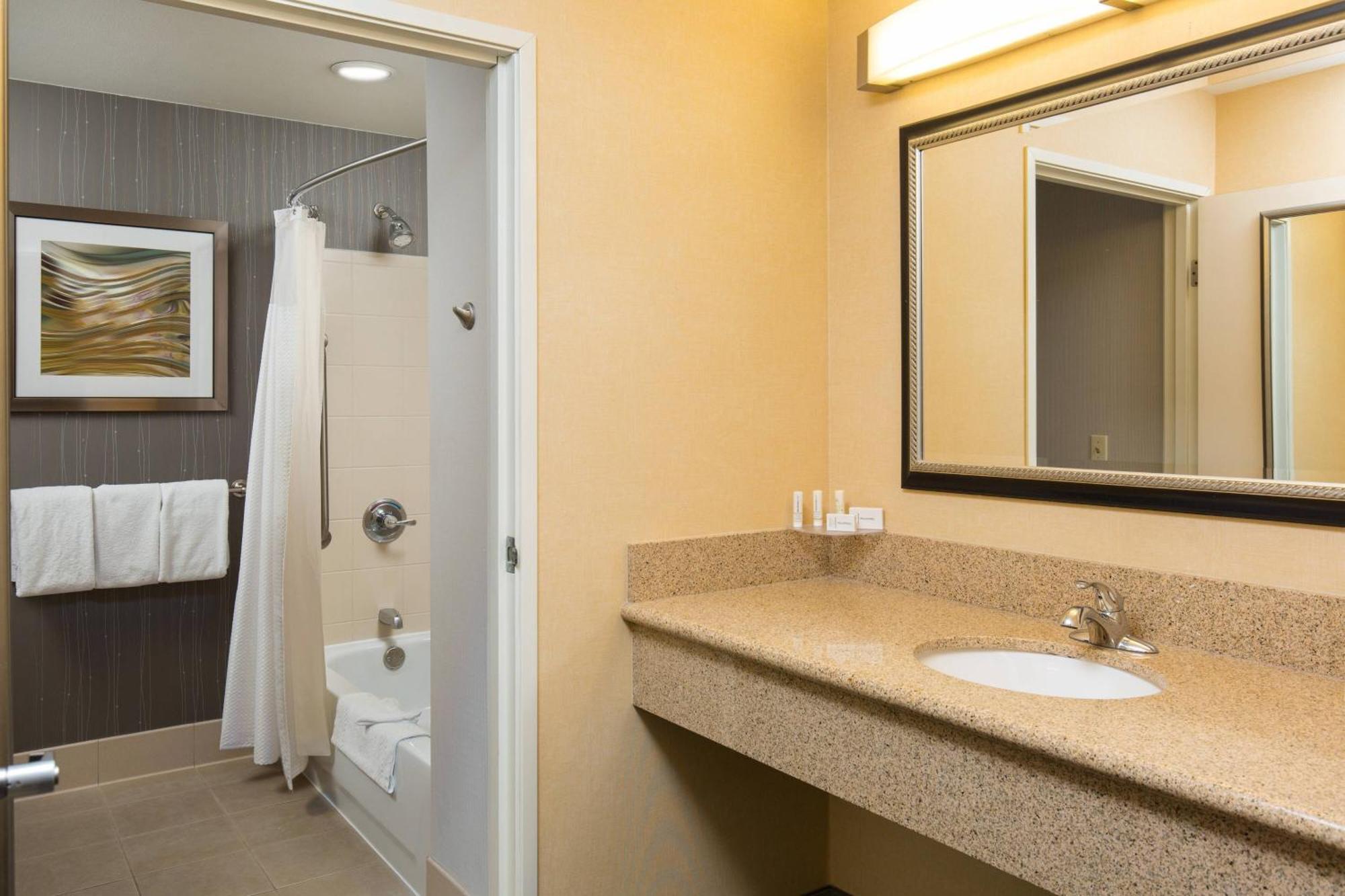 מלון Courtyard By Marriott Ontario רנצ'ו קוקמונגה מראה חיצוני תמונה