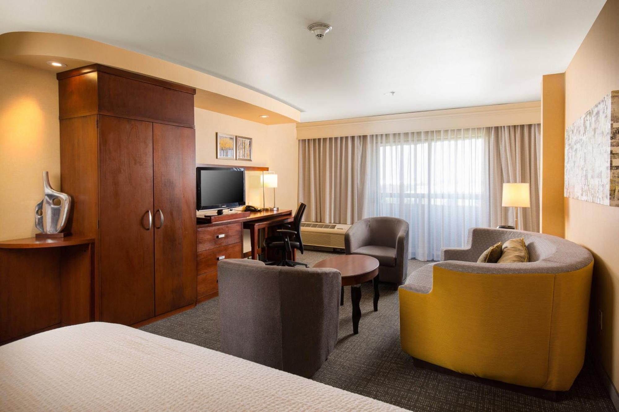 מלון Courtyard By Marriott Ontario רנצ'ו קוקמונגה מראה חיצוני תמונה