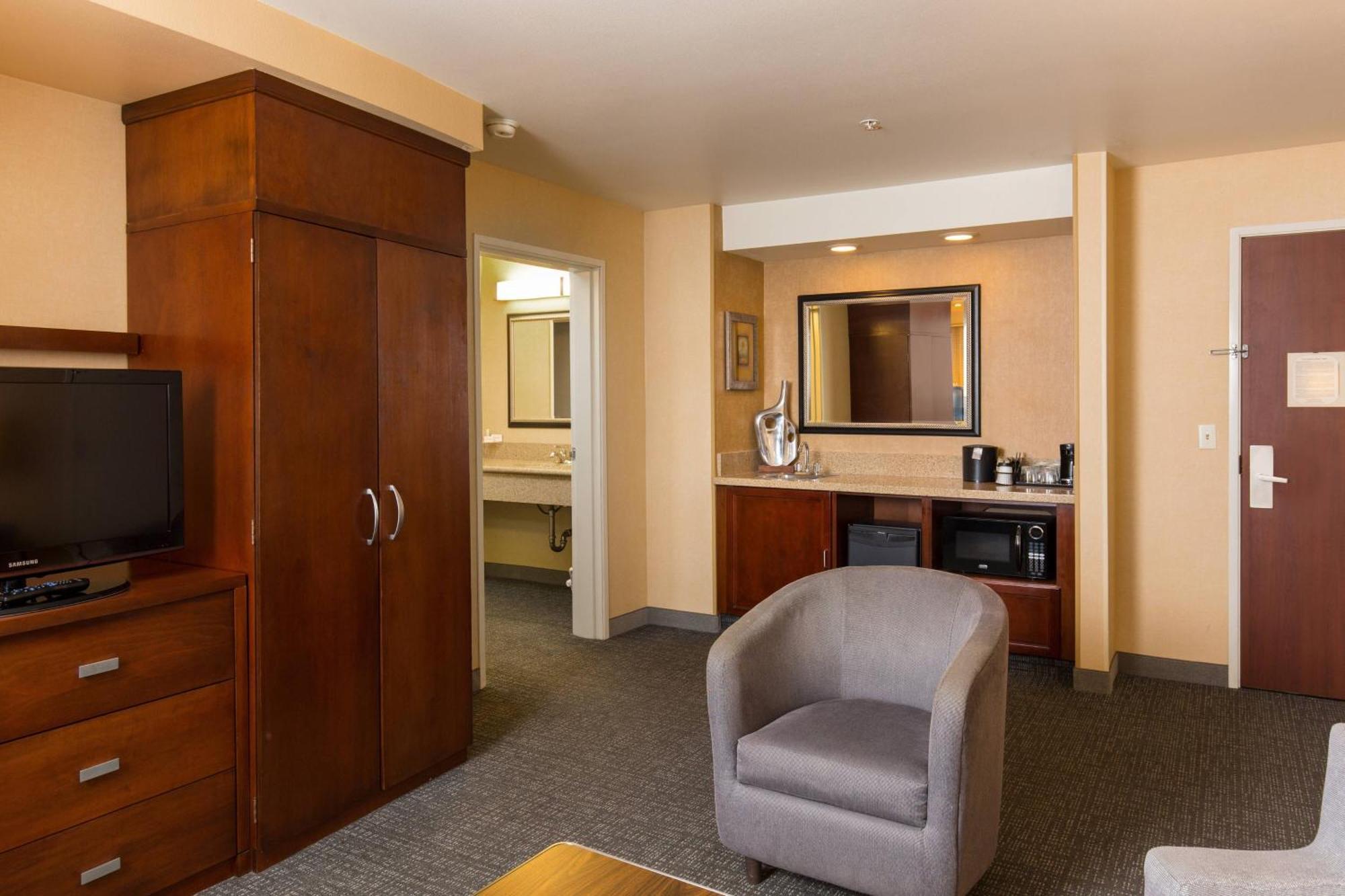 מלון Courtyard By Marriott Ontario רנצ'ו קוקמונגה מראה חיצוני תמונה