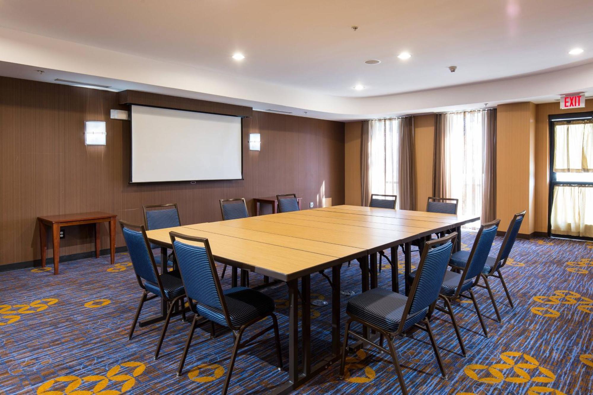 מלון Courtyard By Marriott Ontario רנצ'ו קוקמונגה מראה חיצוני תמונה